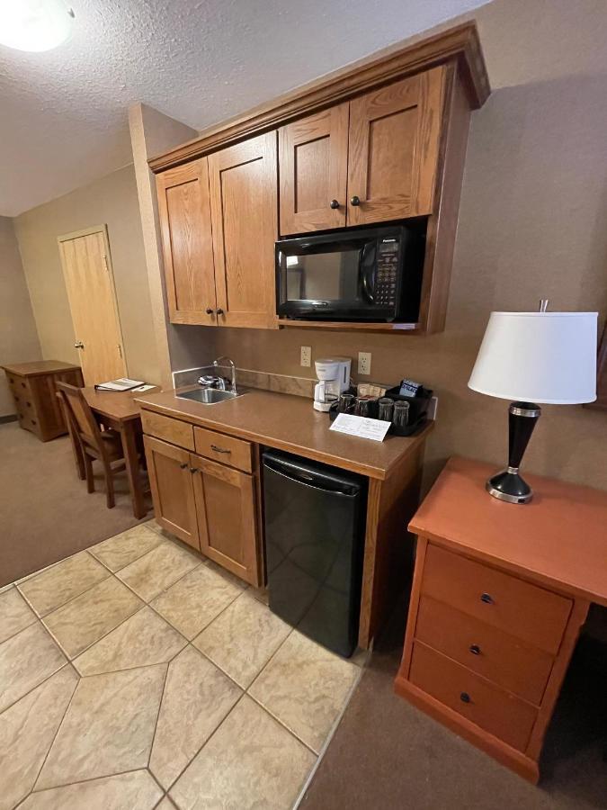Elkwater Lake Lodge And Resort Eksteriør bilde