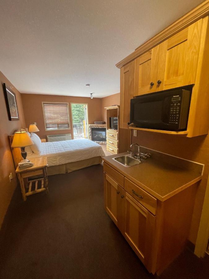 Elkwater Lake Lodge And Resort Eksteriør bilde