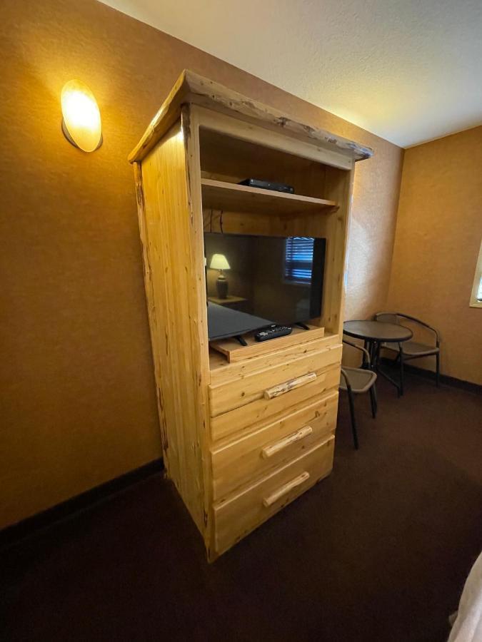 Elkwater Lake Lodge And Resort Eksteriør bilde
